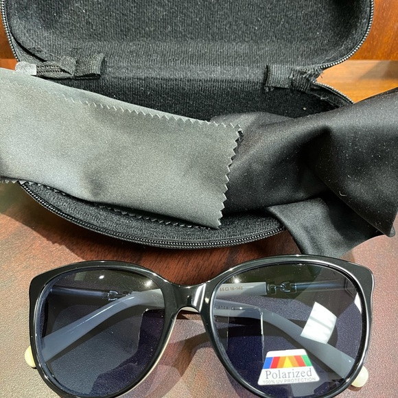 COPY - NWT Le Chic Polarized sunglass Black/Gray - Picture 2 of 8